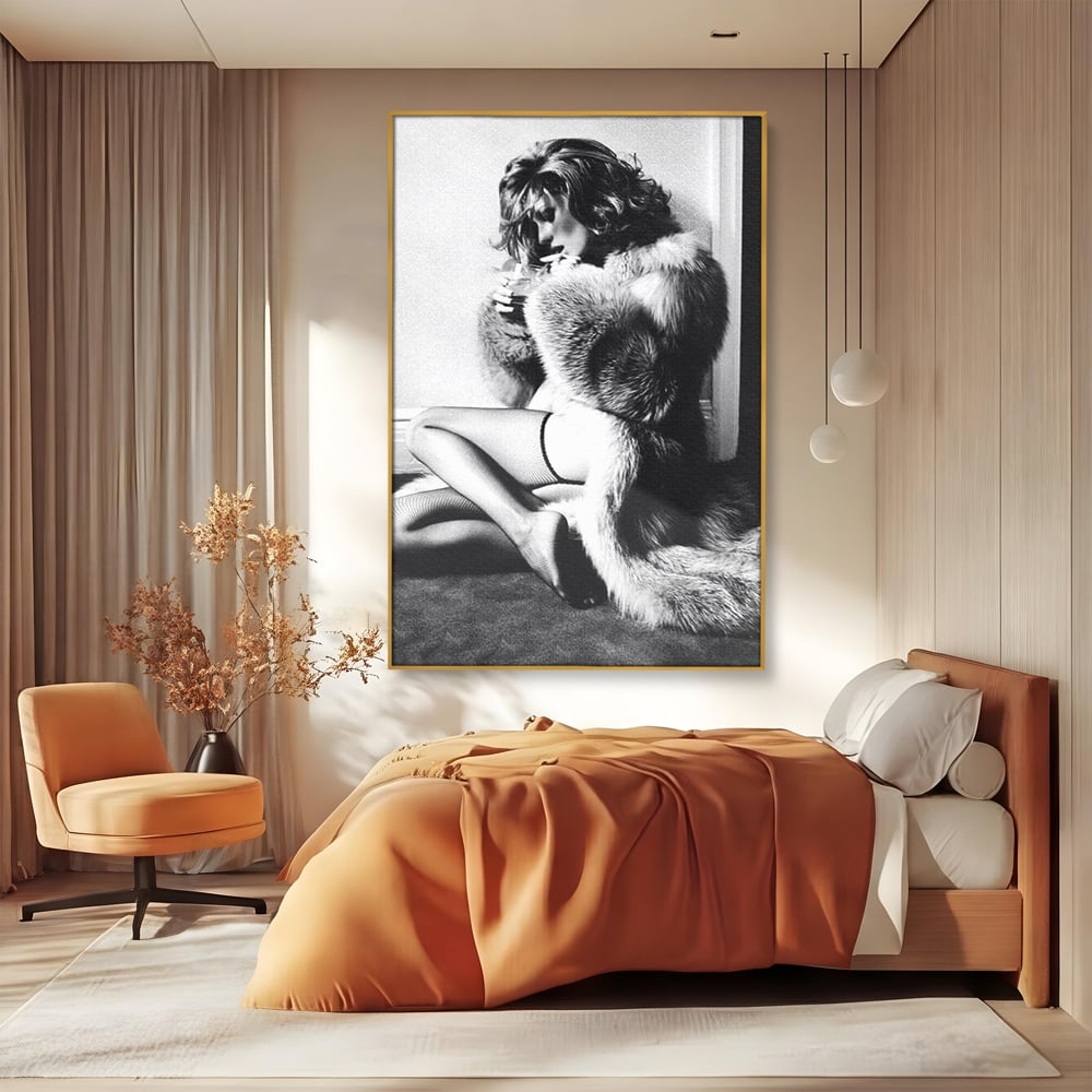Tablou canvas cu tablou portret femeie retro cu blana, in rama de aluminiu auriu, pe perete intr-un dormitor